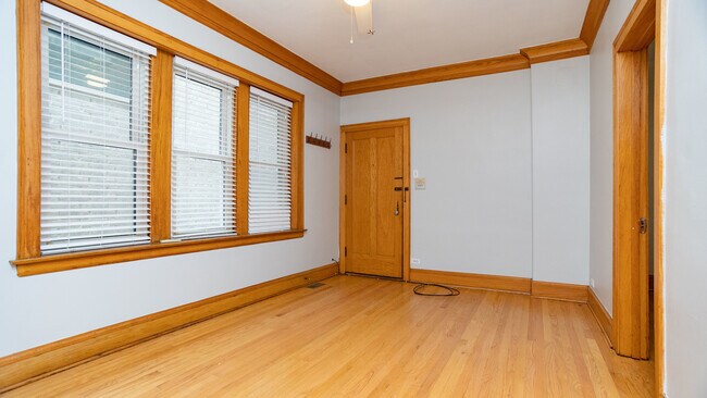 living room - 1835 N Hermitage Ave