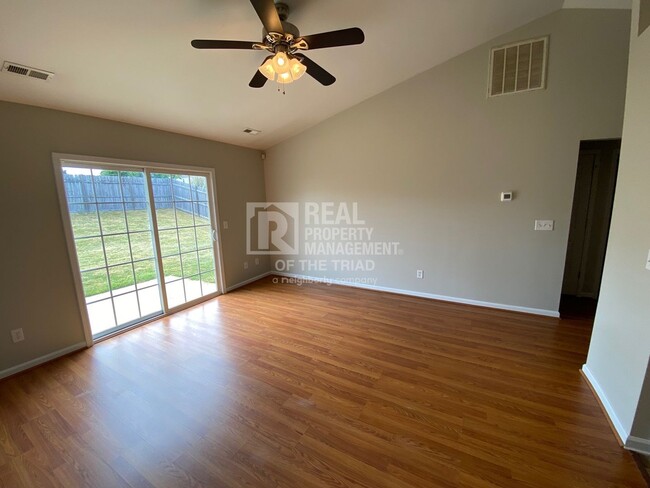 Building Photo - 3BR/2BA Ranch off Kernersville Rd. w/fence...