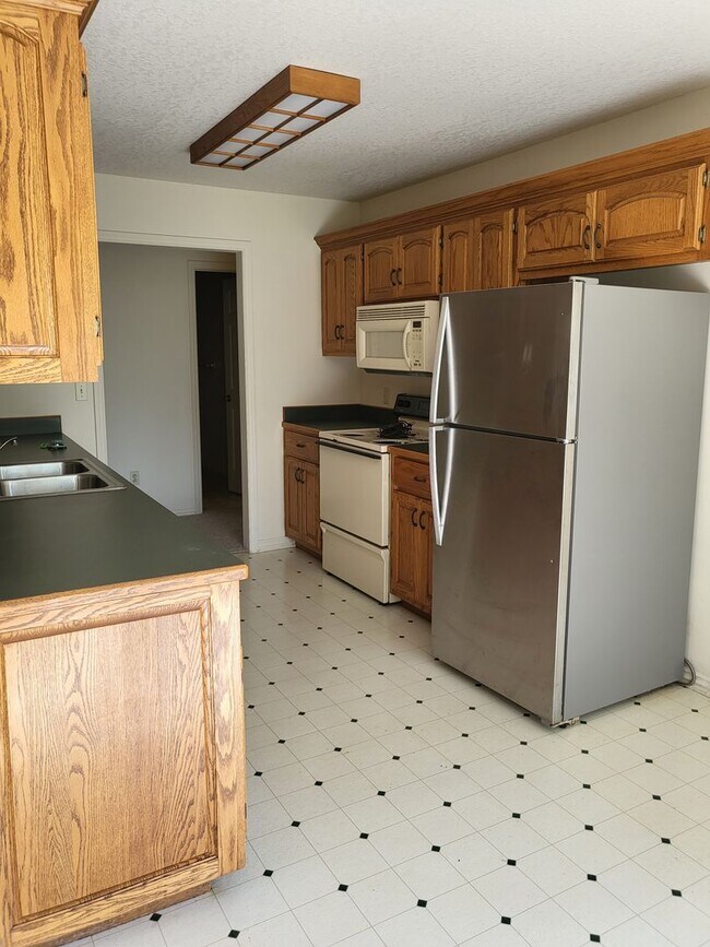 Building Photo - Briarbrook Duplex