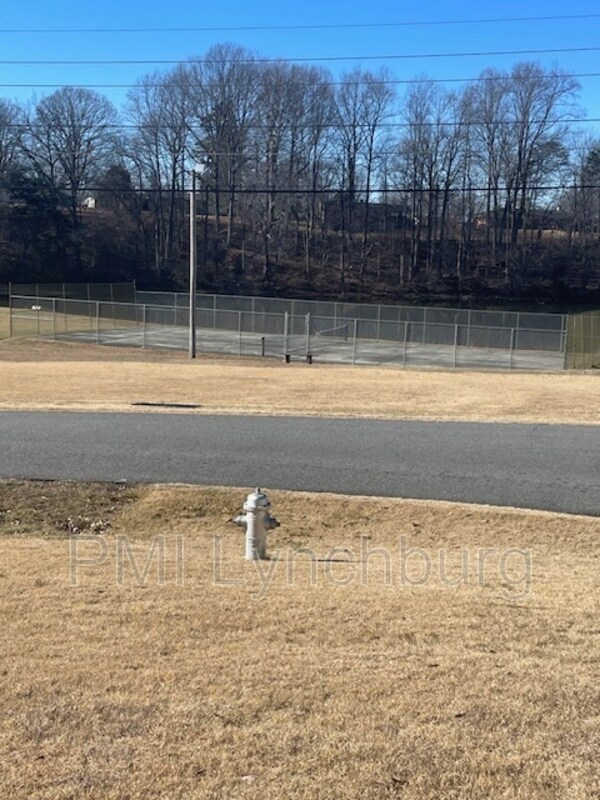 Building Photo - 1026 Lakeview Dr