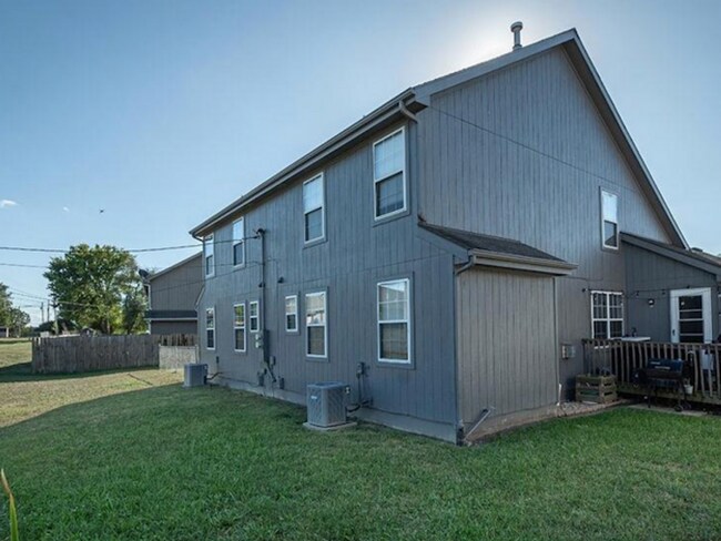 Foto del edificio - 3 bedroom 3 bath in Shawnee Heights