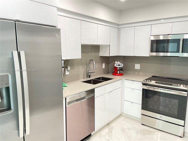 Building Photo - 5005 Collins Ave