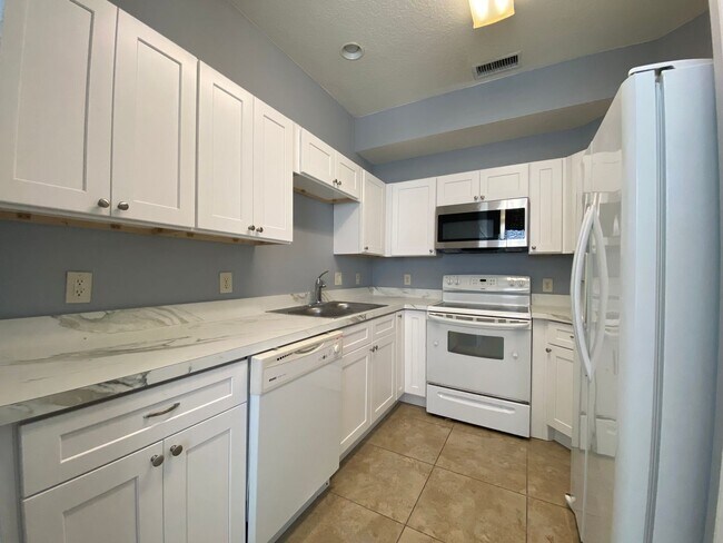 Foto del edificio - 3 Bedroom, 2.5 Bath Corner Unit Townhome i...