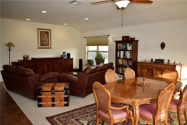 Building Photo - 201 Leather Oak Loop