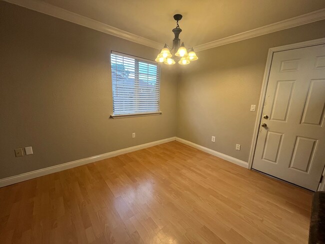 Building Photo - 3bed 2bath available in Rosemont! Pet frie...