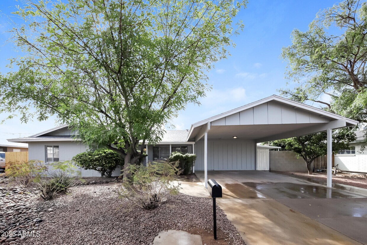 Primary Photo - 2407 W Shady Glen Ave