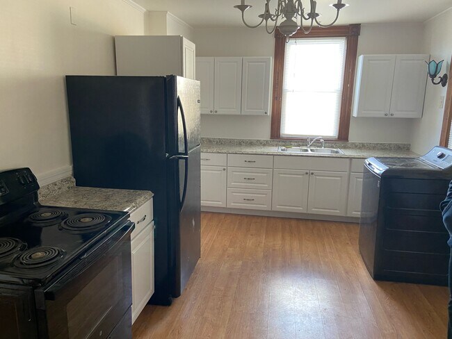 Large eat in kitchen with washer and dryer - 138 Skokorat St