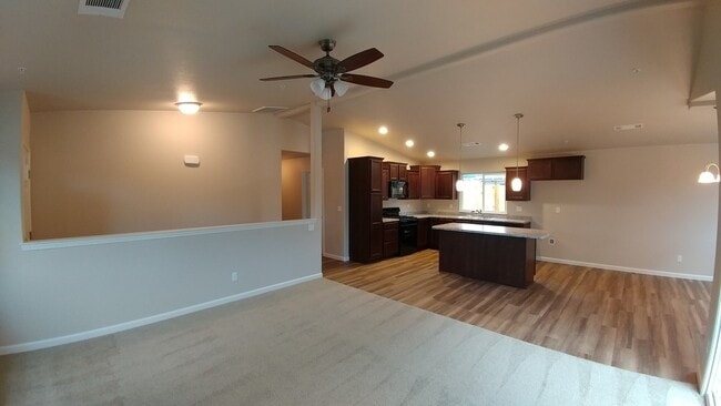 Building Photo - 3 Bedroom 2 Bath Home