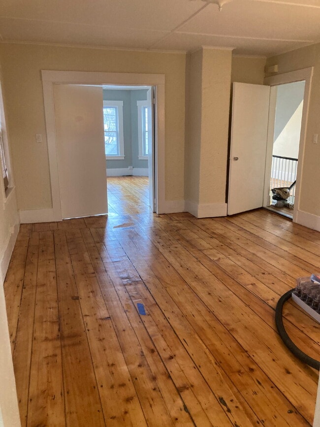 Building Photo - Recently updated 2nd floor 3-bedroom unit located on a quiet dead-end street!