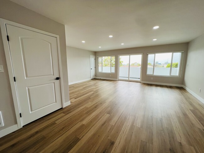 Living/Dining Area - 5820 S Mansfield Ave