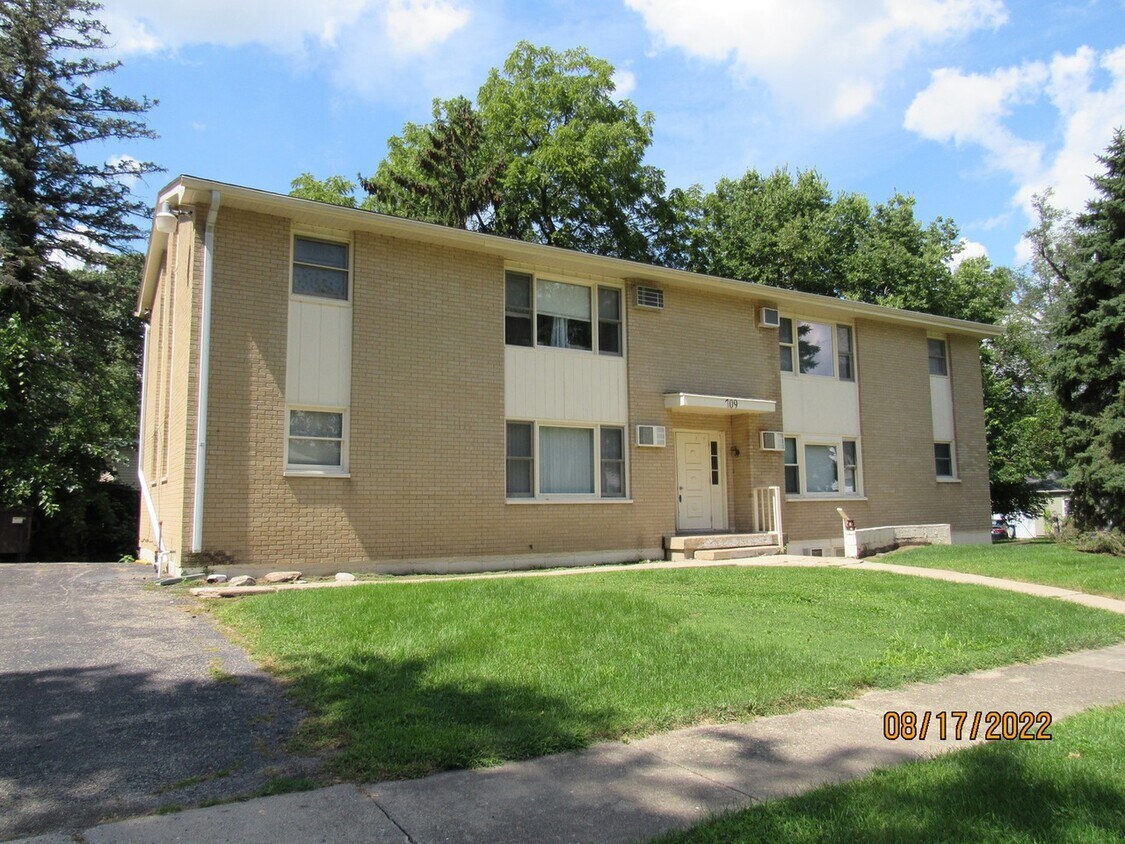 709 Leonard Ave Unit E, Dekalb, IL 60115 Condo for Rent in Dekalb, IL