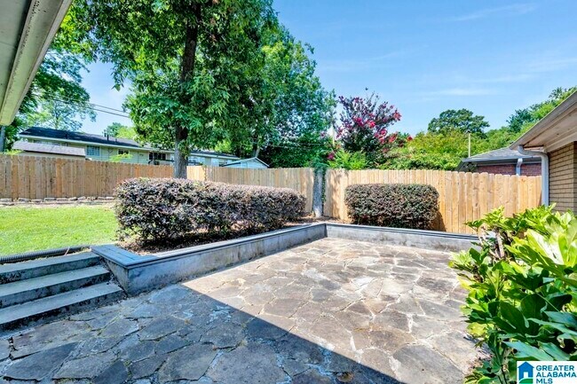 Foto del edificio - 5321 Crestwood Blvd