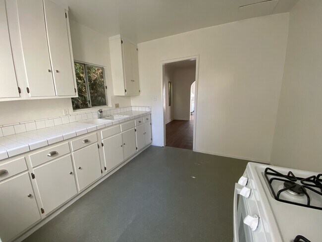 kitchen - 2806 Buckingham Rd