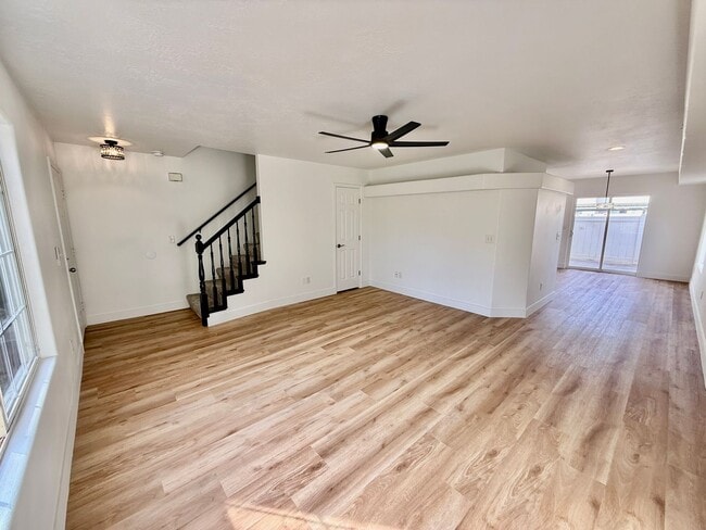 Building Photo - Remodeled 3-BR Lexington Townhome - End Unit