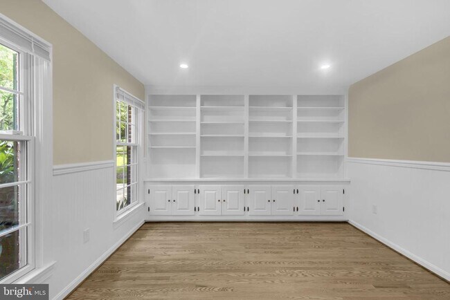 Building Photo - 2206 Fort Ward Pl