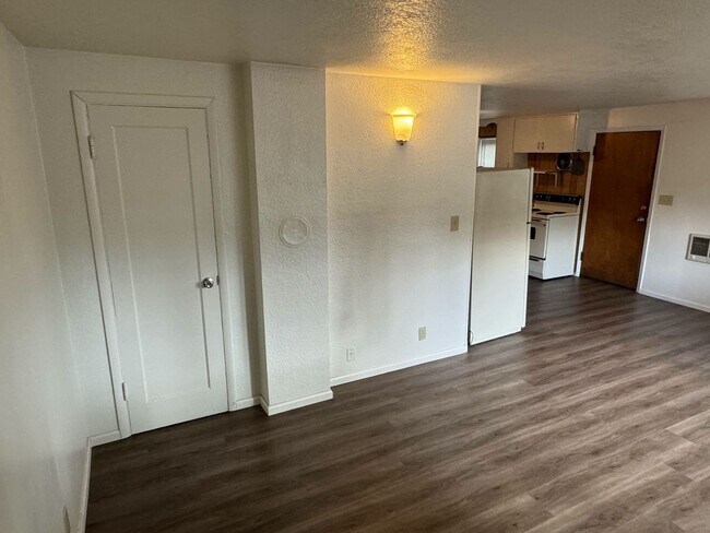 Foto del edificio - 2 Bedroom Triplex Unit in Springfield