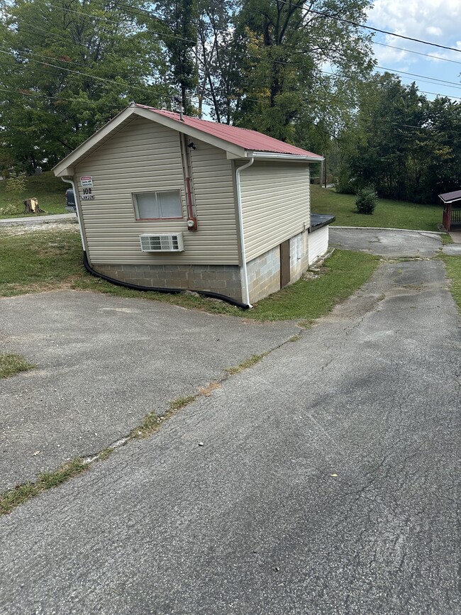 Building Photo - 102 Lawson Ln