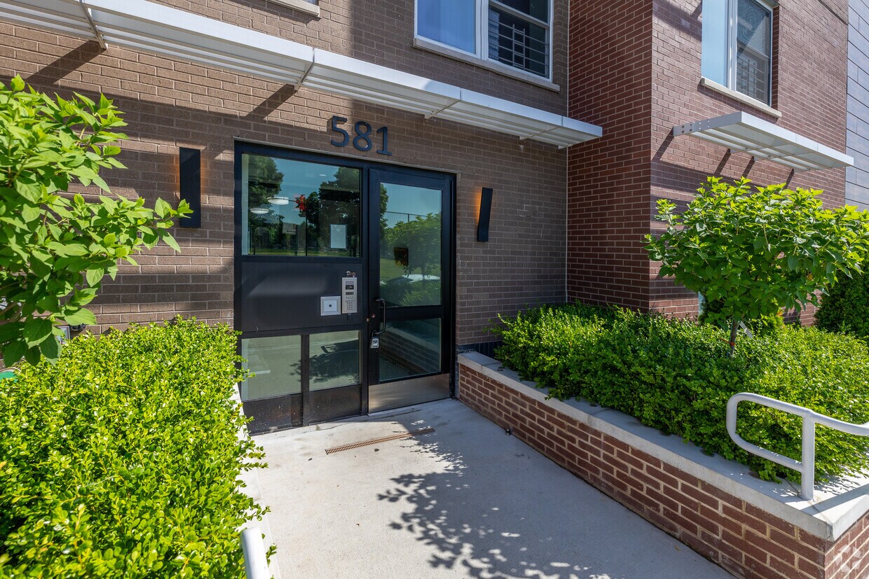 Entrada - 581-583 Belmont Ave