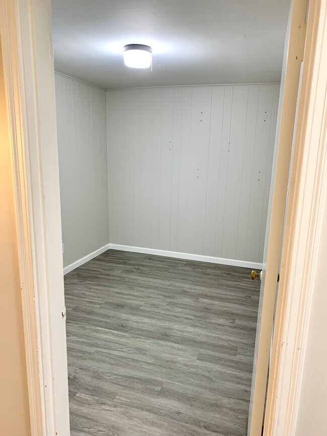 middle room - 7609 Hamilton Ave