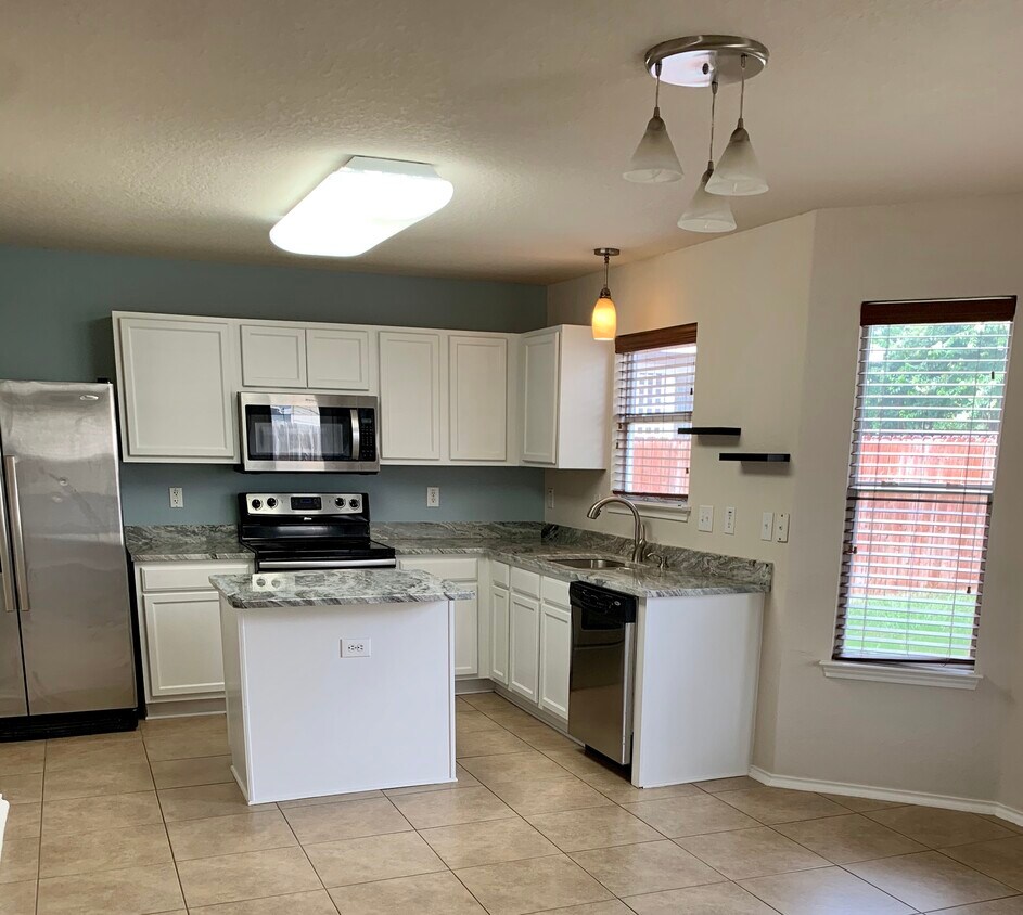 New granite counters, sink, fixtures, &amp; freshly painted cabinets - 10219 Roseangel Ln