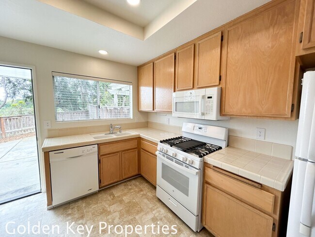 Building Photo - Spacious end unit in Tamarack Point!