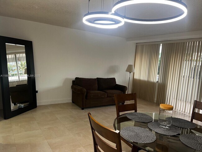 Foto del edificio - 7545 E Treasure Dr