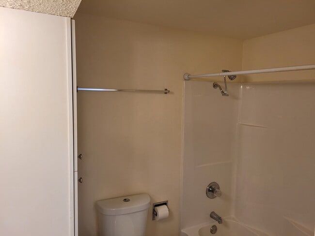 Building Photo - 1001 Village Circle Dr