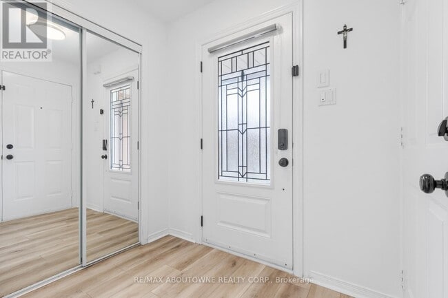 Building Photo - 30 Harnesworth Crescent