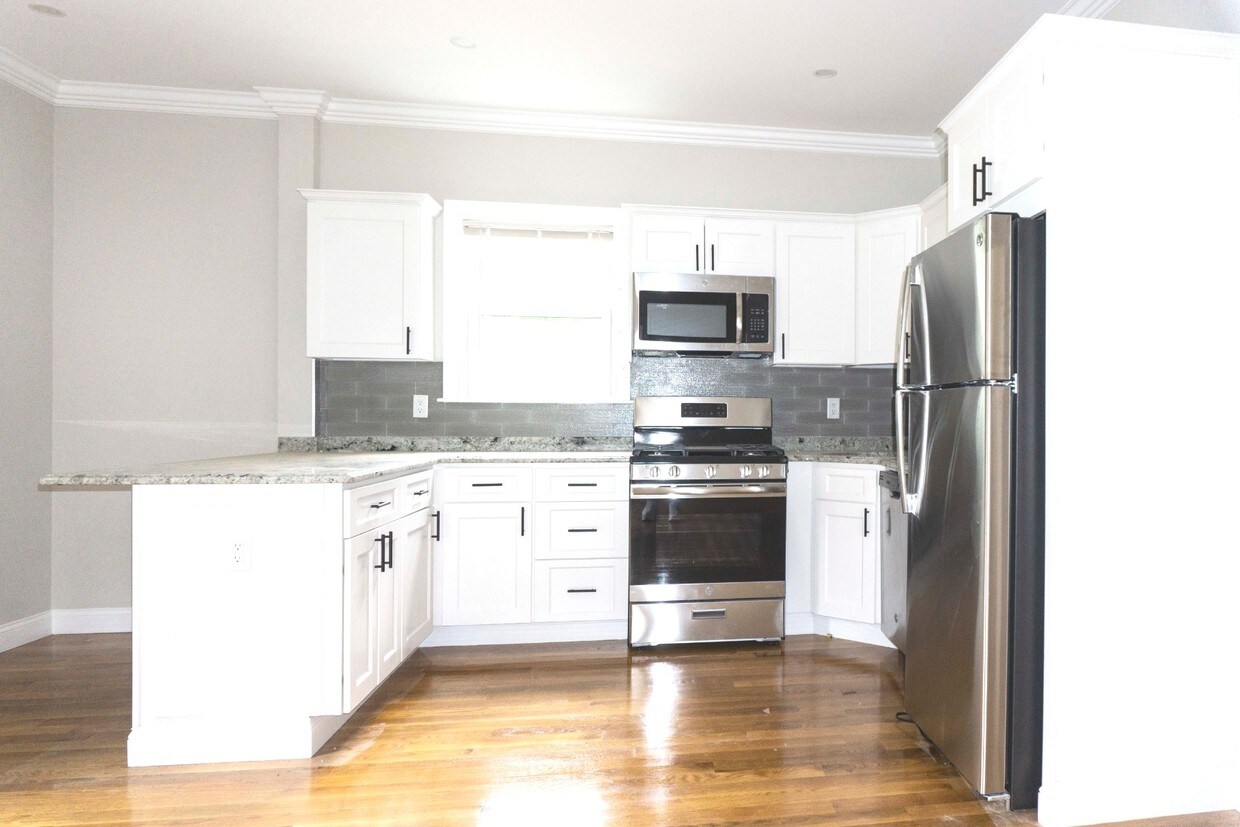Primary Photo - 9 Woodside Ave