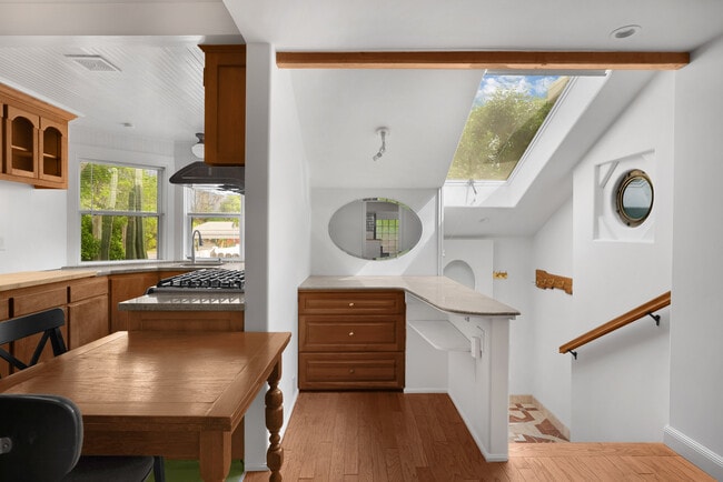 Building Photo - 9558 Frederica Ave