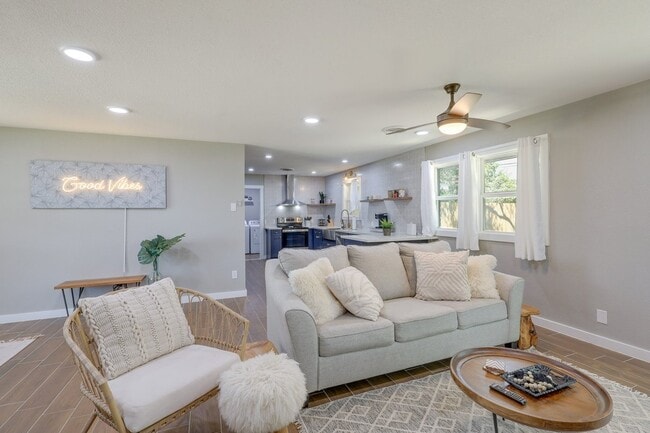 Building Photo - 2601 Bluejay Dr