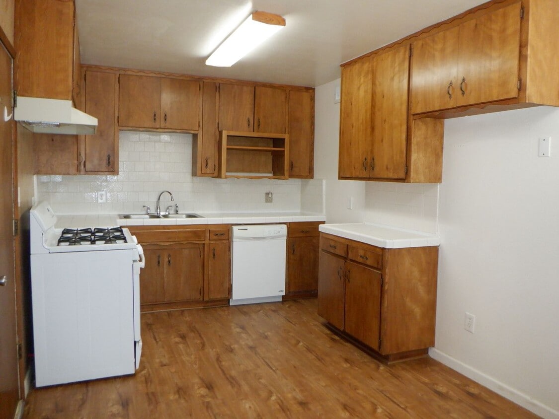 Building Photo - 209 Pine Ct