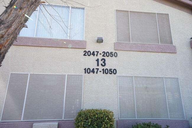 Building Photo - SHOWINGS AVAILABLE NOW