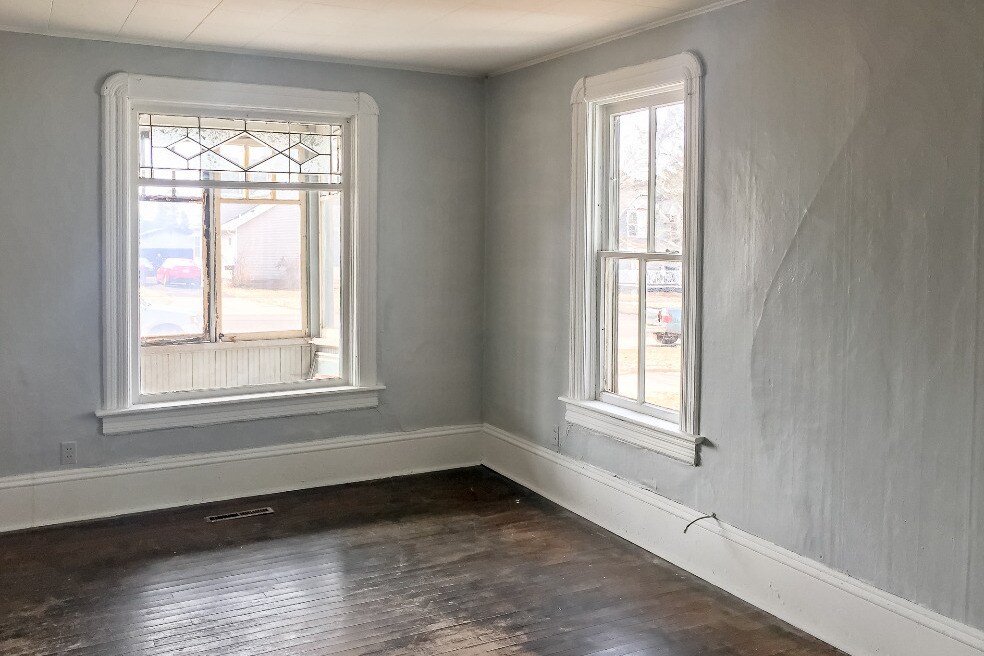 Front room. - 322 Beaser Ave