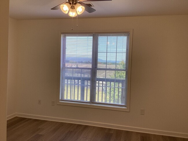 Building Photo - 670 Bassett Dr