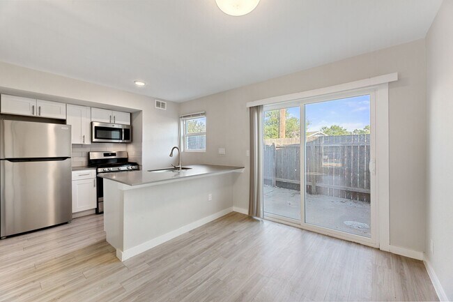 Building Photo - 5005 Manor Rd