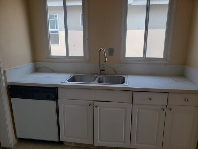 Building Photo - 1466 S Crest Dr