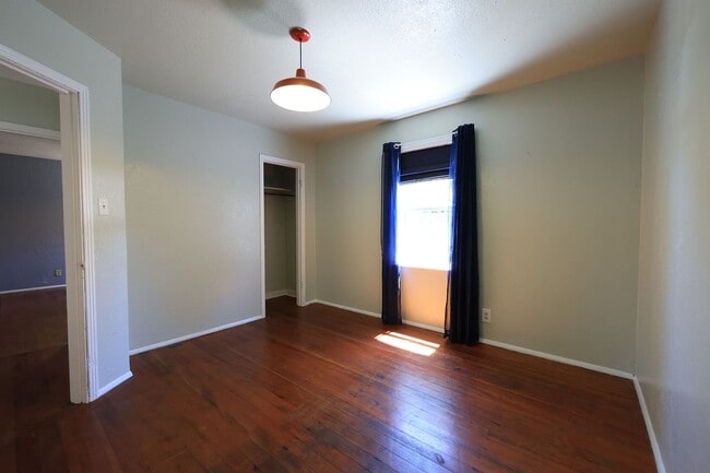 Building Photo - 2/1 House with bonus space