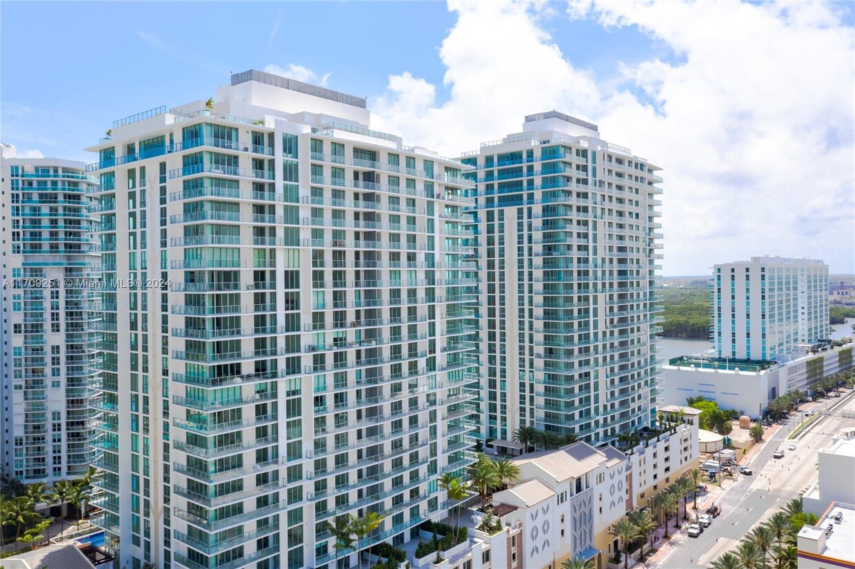 Foto principal - 300 Sunny Isles Blvd