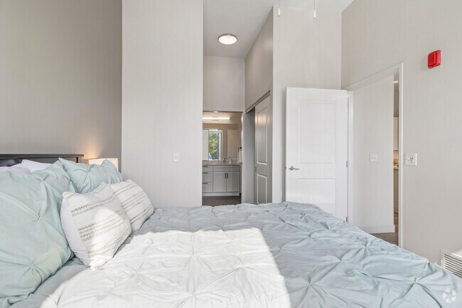 1 habitación, 1 baño - 698 pies cuadrados - Dormitorio - 121 Larchmere Apartments