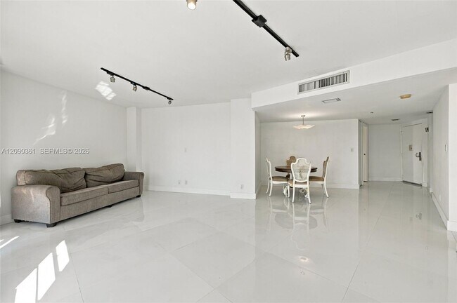 Foto del edificio - 3475 N Country Club Dr