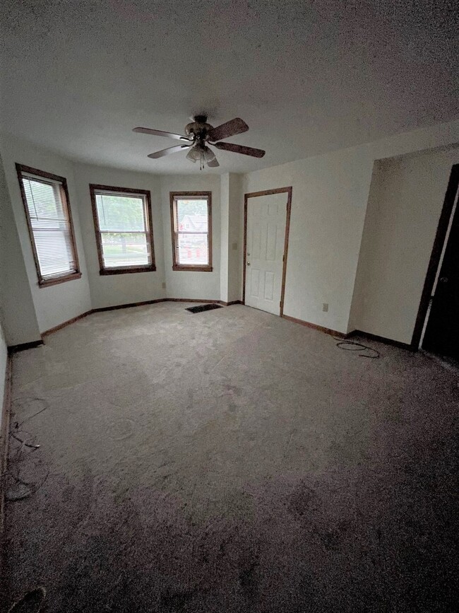 Building Photo - 933 7th St S