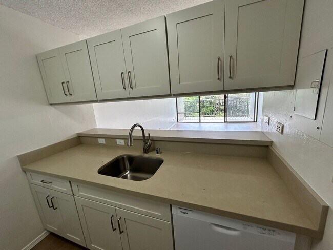 Foto del edificio - 2-bedroom - Pearlridge Convenience