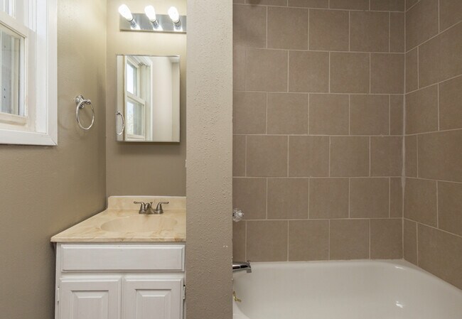 Building Photo - 2 Bedroom 1 Bath - Pyramid Properties!!