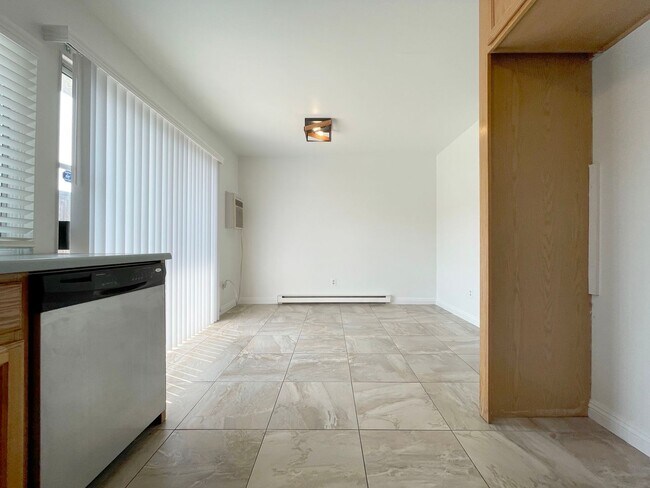 Foto del edificio - 3 Bed + 1.5 Bath + 2 Car Garage