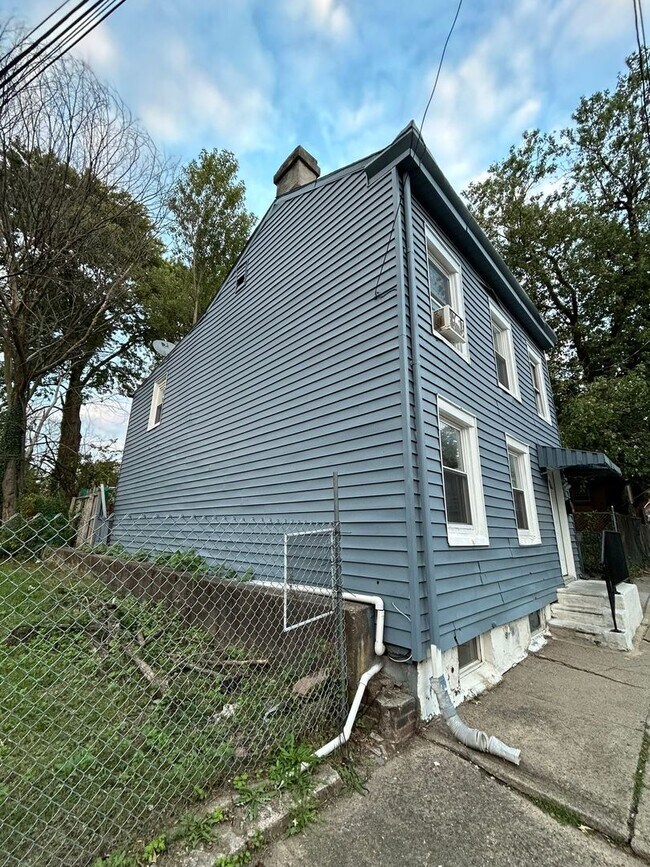 Building Photo - 12 Chapel St