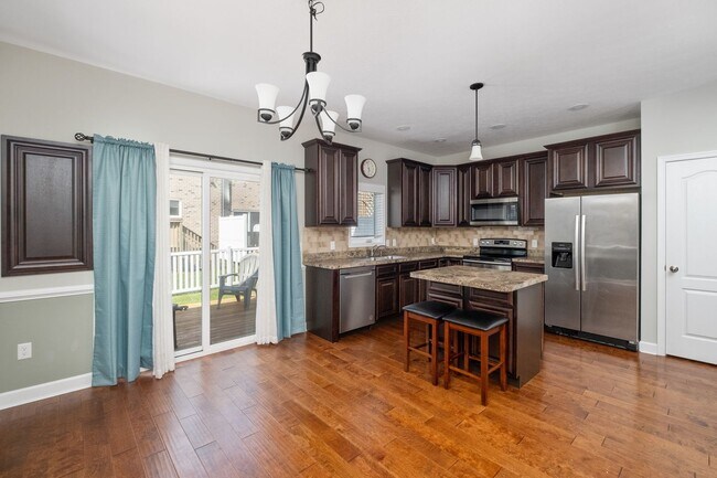 Building Photo - Stunning Cedar Point Townhome – Dual Suites & Modern Finishes