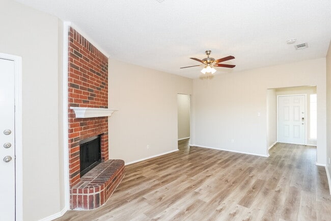 Foto del edificio - 1041 Glencrest Dr