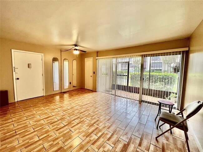 Foto del edificio - 8610 Champlain Ct