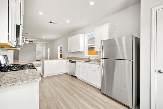 Building Photo - 15834 Berry Hl Dr